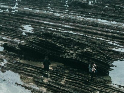 Praia de Barrica, na província da Biscaia, que faz parte da comunidade autônoma do País Basco, no norte da Espanha. Cada palavra aprendida tornava-se uma palavra resgatada do silêncio dos avós. Um vínculo restaurado com casas que já não existem, mas que permanecem vivas dentro de quem as recorda
