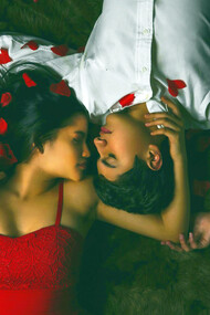  Um casal apaixonado numa cama de rosas é um processo imaginativo indicativo de um estado amoroso