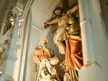  Estes  lugares sagrados,  por sua  vez, estão  focalizados,  via  de  regra,  em  templos  associados  a  uma "hierofania” (grifo nosso). Contudo, segundo a mesma autora, o espaço comum – profano – pode ser convertido em espaço sagrado a partir de dois processos distintos: através de uma manifestação do sagrado, uma hierofania; ou ainda a partir de  ritos  que  sacralizam  o  espaço,  atribuindo  a  ele  uma  conotação  diferenciada  do  seu  entorno  em virtude  das  práticas  desenvolvidas  neste  local 