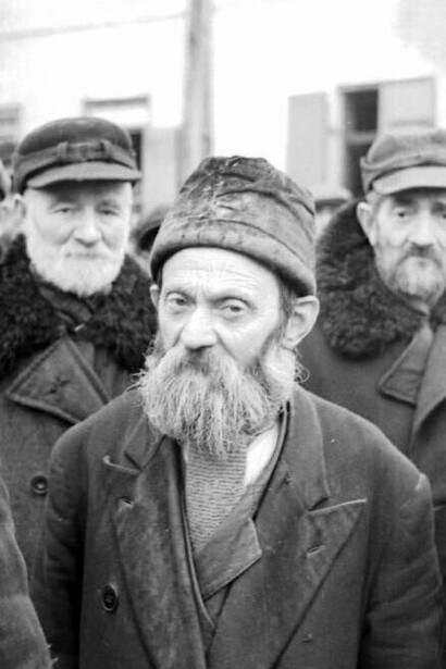 Ciudadanos polacos judíos en la calle, Polonia, 1941