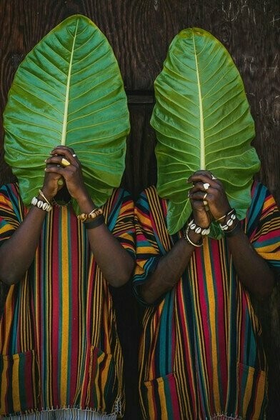 Em 2026, seguir tendências significa alinhar escolhas estéticas com consciência ética. A moda deixa de impor ritmos acelerados e passa a acompanhar estilos de vida diversos, respeitando tempos, corpos e contextos. O verdadeiro luxo reside na intenção, na funcionalidade e na capacidade de cada peça resistir ao tempo, tanto em termos materiais como simbólicos



