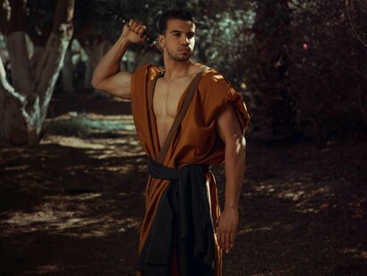 Os heróis assim esmagaram o mundo antigo mostrando a superioridade da civilização helênica sobre os povos que os precederam. Essa ideologia da superioridade dos gregos sobre os povos que conquistaram está presente também no mito da Gigantomaquia, no qual Zeus, o rei dos deuses, enfrenta Geia (ou Gaia) a mãe-terra que envia seus filhos, os gigantes, para depô-lo. Zeus é um deus que representa a cultura grega por excelência, sendo associado à justiça e tendo a vitória na sua mão