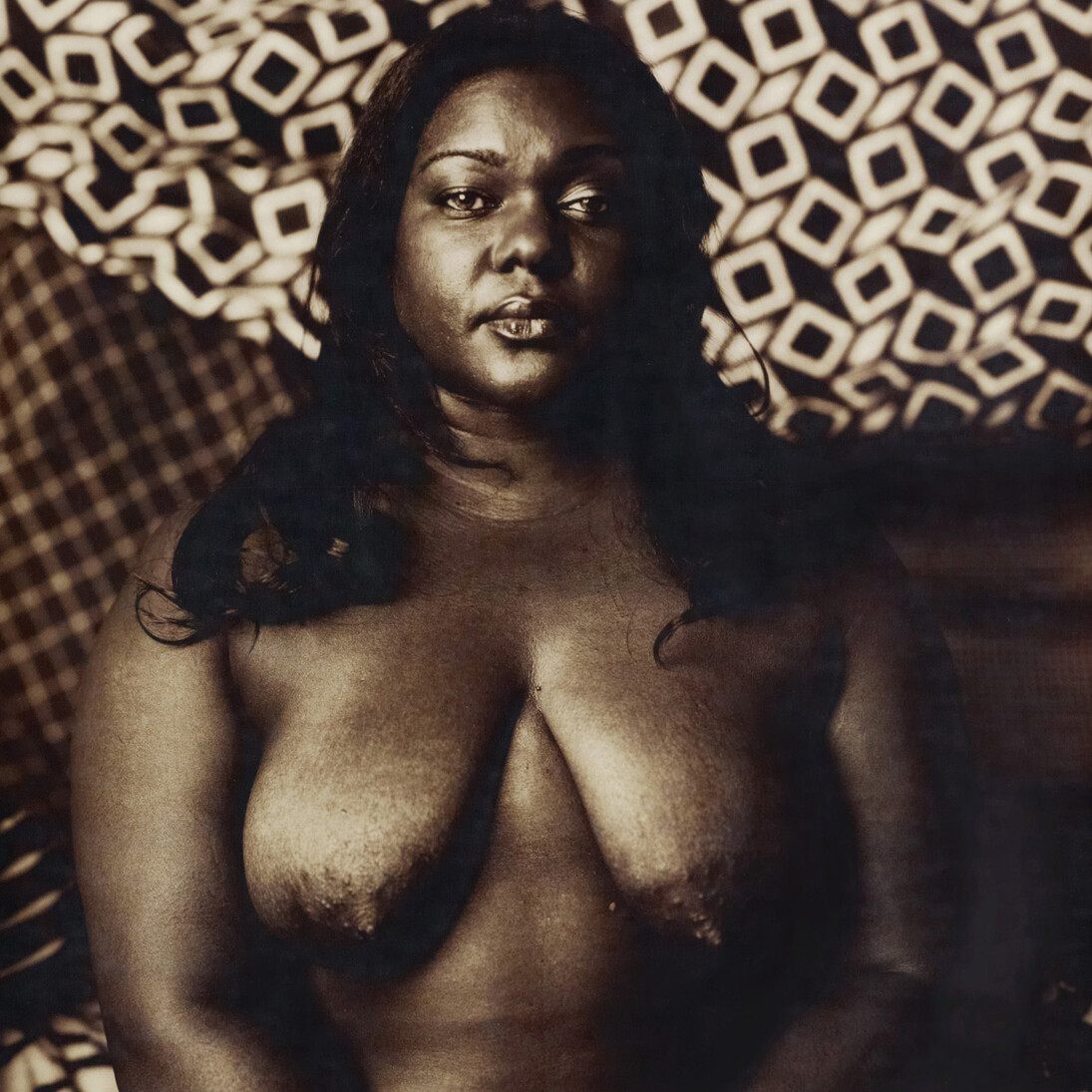 Mickalene Thomas, Courbet 2 (Melody: Centered), 2011, Polaroid, 61 x 50,8 cm (24 x 20 in.), 88,3 x 79,4 cm (34 3/4 x 31 1/4 in.), encadré, Courtesy Galerie Nathalie Obadia, Paris/Bruxelles  