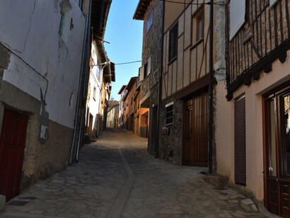 La iglesia parroquial está dedicada a los Mártires, San Fabián y San Sebastián y San Fabián patronos del municipio. La historia de la iglesia se remonta al siglo XV. Villanueva del Conde, Salamanca, España 