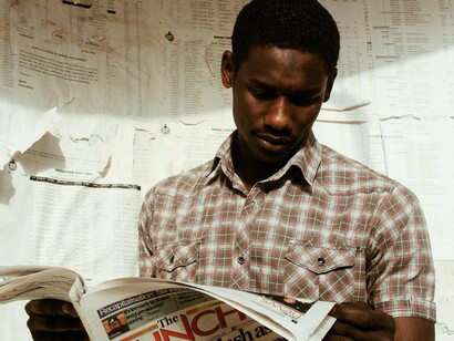 Ganha força aquilo que provoca deslocamento, como um espelho que estala e faz percebermos como somos vistos ou como nos mantemos presos a verdades prontas