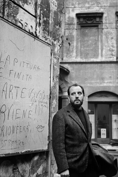 Claudio Abate, Alberto Greco during a live event in Rome, 1962. Collection / Archive Galería del Infinito © Archivio Claudio Abate. © Photo Claudio Abate. © Courtesy of Alberto Greco's estate