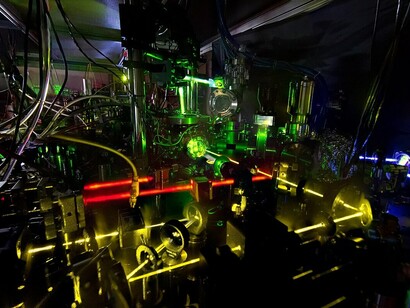 Orologio a reticolo basato su atomi di itterbio realizzato combinando due orologi atomici per una maggiore stabilità, National Institute of Standards and Technology (NIST), Stati Uniti