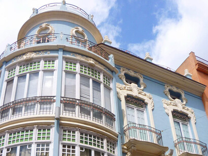 Se alude en el libro a la Guerra de la Convención o del Rosellón, entre España y Francia (en la que su padre tuvo protagonismo en el frente de los Pirineos), a la que seguirá la Guerra de la Independencia, con la ciudad de Orihuela en retaguardia. Orihuela, España