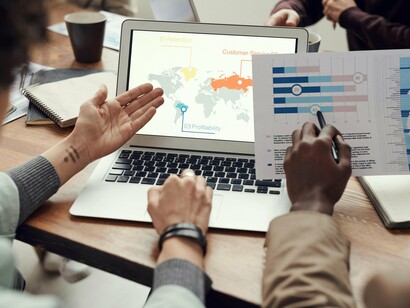 Vencer globalmente tem menos a ver com ser o primeiro e mais com ser intencional. Organizações que alinham sua expansão a uma narrativa estratégica de longo prazo tendem a superar aquelas movidas por entradas oportunistas ou reativas