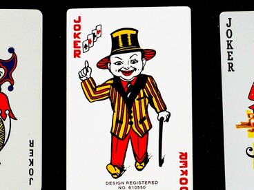 I trickster sono figure che sfidano le regole e l’ordine stabilito, spesso con astuzia e inganni che rivelano verità nascoste