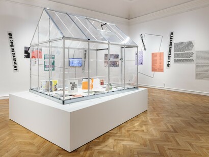 Freundinnenderkunst, Glashausfantasie, ausstellungsansicht. Mit freundlicher genehmigung des Francisco Carolinum Linz