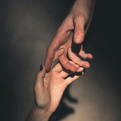 Las redes sociales nos prometen cercanía, pero terminan fabricando un simulacro de intimidad