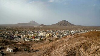 Cabo verde. Não posso fechar estas reflexões sem realçar que a alternância política na governação do país foi uma das maiores conquistas de Estado de Direito Democrático de Cabo Verde. Sabemos todos que as tentações hegemónicas sempre acompanham o exercício do poder e apenas eleições livres em que o povo se expressa sem medo podem impedir a formação de autocracias, ainda que travestidas de democracias. Também o facto de em Cabo Verde o presidente de um partido não poder ser concomitantemente Presidente da República vem contribuindo para o reforço do estado de direito Democrático