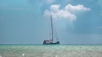 Vivere senza internet durante un viaggio in catamarano significa imparare a dipendere solo dagli elementi naturali, come il vento e le correnti, per orientarsi e per scandire il tempo