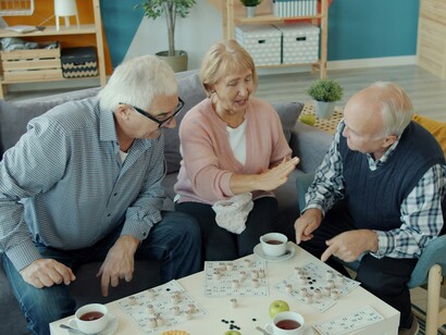 Favorisce la collaborazione quotidiana e il mutuo aiuto tra residenti di età e background diversi