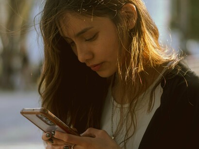 Cada espiadinha na vida alheia era como uma agulha invisível: pequena, mas certeira. Cada rolagem reforçava negativamente minhas angústias, minhas dores e gatilhos adormecidos. Eu via vidas que pareciam funcionar perfeitamente — profissionais com reconhecimento, vozes ouvidas, trabalhos valorizados — e, no fundo, meu desejo era simples: queria fazer parte daquilo