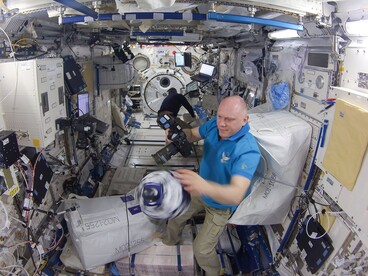  L'astronauta della NASA Ricky Arnold e il cosmonauta Oleg Artemyev effettuano una sessione di manutenzione SPHERES nel modulo sperimentale giapponese