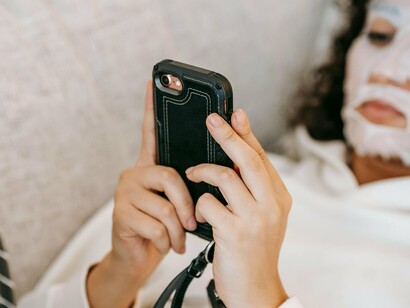 Mulher se distrai ao celular, entediada. Convido-lhe a caminhar três minutos em presença e observar as pessoas da sua localidade. Seja nos transportes públicos ou à espera destes, nos passeios com cães e bebés e até atravessar uma movimentada rua, os focos estão confinados na névoa de distração. Vai notar que a maioria dos ouvidos acomoda auscultadores, que os olhos de alguns motoristas estão fincados em telas e presenciar conversas entre interlocutores que falam ao mesmo tempo, e não captam o que o outro diz


