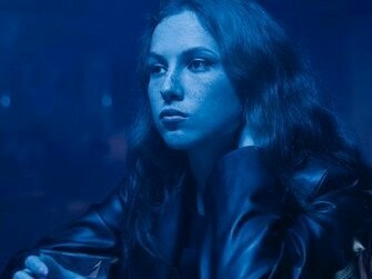 Mulher bebe sozinha em bar. Ou seja, apesar de a sexta-feira ser dia do homem, o expectável é que, quando se trata da saúde dos filhos e/ou esposa, o marido ignore a sexta-feira e cuide dos seus. Entretanto, o tipo de marido descrito neste número musical é o (in) sensível, para quem a saúde da família pouco importa; aliás, para quem a sexta-feira importa mais do que a saúde da família