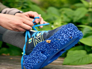 Al usar este calzado, poliniza el follaje mientras caminas por espacios naturales