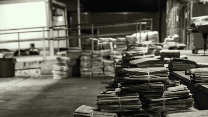 O leitor deve estar atento às marcas linguísticas de subjetividade presentes em textos jornalísticos, particularmente naqueles em que a objetividade e a imparcialidade deveriam ser uma de suas características principais; no caso, as notícias, identificando opiniões em textos que, teoricamente, deveriam passar aos leitores uma exposição que tendesse o mais possível à objetividade. A percepção da subjetividade nos textos é algo que pode e deve ser aprendido. Nesse sentido, a escola assume uma função muito importante para a formação de leitores críticos