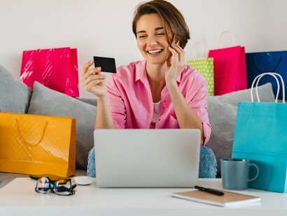 No comércio eletrônico, por exemplo, a IA redefine a experiência de compra. Plataformas utilizam algoritmos de recomendação para sugerir produtos com base em comportamentos anteriores, aumentando significativamente as chances de conversão


