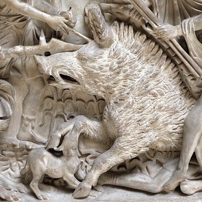 L’incontro improvviso con il cinghiale coglie il protagonista in un momento di massima fragilità, trasformando la paura della morte in uno shock paralizzante. Sarcofago con caccia al cinghiale calidonio e corteo funebre, Palazzo Barberini, Roma