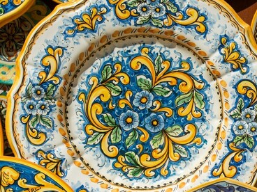 Ancora oggi, le fornaci e i laboratori della zona mantengono viva una tradizione secolare, combinando antichi saperi e creatività contemporanea