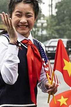 Donald Trump es recibido por una comitiva de niños en el Palacio Presidencial en Hanói, Vietnam, 2019