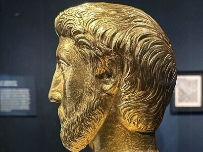 "Meditaciones", su famoso libro, contiene reflexiones personales sobre cómo vivir una vida virtuosa y tranquila ante la adversidad, principios que buscaba aplicar en su gobierno. Busto de oro del emperador romano Marco Aurelio, 161-180 d. C., hallado en Aventicum, Suiza