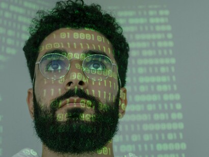 No entanto, mesmo a poética retrô não está isenta de contradições. A primeira delas é a fetichização problemática de épocas marcadas por opressões sistemicas. Os anos 1950, tão celebrados pelo retro-futurismo americano, foram também o auge da segregação racial e da repressão sexual. Como observa Bell Hooks, "a nostalgia raramente beneficia quem foi marginalizado nas épocas romantizadas" 



