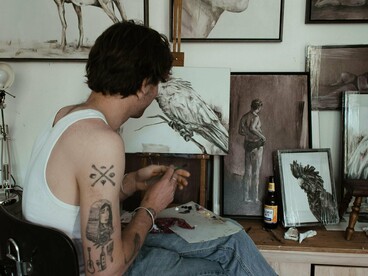 Enfim, revelo o que quem me segue nas redes sociais já sabe, ou não: comprei pincéis, tinta guache, umas telas de tamanho pequeno e comecei a pintar. Está aqui no meu perfil (se você o leu, sabe também, tinha me esquecido disso). Mas o fato é que durante muitos anos eu disse que não tinha talento para tal, continuo achando, mas isso não tem nada a ver quando você se dispõe a aprender e procura o seu caminho ideal


