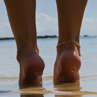 Le mule backless in pelle o suede dominano la stagione PE26, perfette per un look elegante ma comodo, dal jeans all’abito fluido