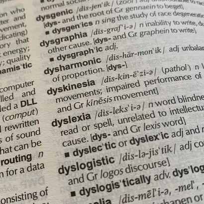 Senza una biografia e una traiettoria temporale, la macchina può solo simulare il significato, producendo testi verosimili ma privi di autentica esperienza