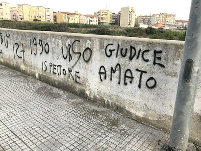 Durante décadas, las autoridades italianas no pudieron o no quisieron confrontarse con la mafia  en forma efectiva. Sin embargo, esto cambió a partir de los años 80, gracias al trabajo de jueces y fiscales como Giovanni Falcone y Paolo Borsellino. Insultos contra los mafiosos arrepentidos en la calle Mazzanti de Siracusa, 26 de febrero de 2021, Sicilia, Italia 