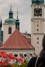 Escritora observa monumentos góticos de Praga