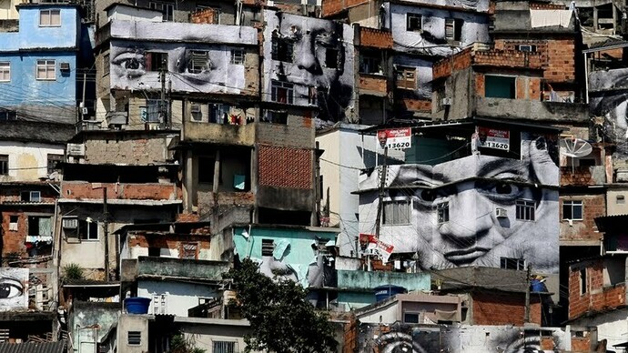 Favela da Rocinha, a maior da América Latina, no Rio de Janeiro. Aqui no Brasil, os que conseguem viver longe, mesmo convivendo com as drogas, gastam de suas vidas pelo menos 4h por dia num transporte sujo, lotado, entre ir e vir para o trabalho, sucumbindo a um sustento com mísero salário mínimo, em torno de R$1.518,00, equivalente a US$ 252.00, ou a €235.00