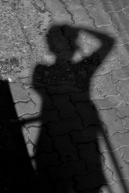 A veces es uno solo, más bajo, con dedos largos y unos ojos blancos, abiertos y sin mirada, que provocan un espanto físico, inmediato, imposible de racionalizar