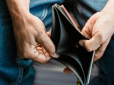 Não sou contra tentar ganhar um dinheiro a mais. O homo economicus trabalha exclusivamente para acumular capital no menor tempo e no menor custo possível. A minha crítica é você abusar de um evento para tentar arrecadar um dinheiro extra. Qual a diferença disso para um cambista que compra algumas dezenas de ingressos e vende na porta do estádio por dez vezes o valor? Oferta e demanda, não é mesmo?
