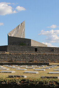 Cimitero Militare Germanico Futa-Pass : vista d'insieme della "spirale di pietra" (ph Jacopo Baccani, 2017)