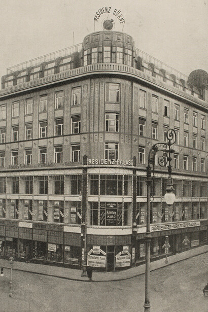 Unknown (photographer), 1st, Fleischmarkt 1 - Residenzpalast - View from Rotenturmstraße (supplement to no. 1 of the “Bautechniker”, 1911, vol. 31), 1911 (print). Mit freundlicher genehmigung des Musa Museum