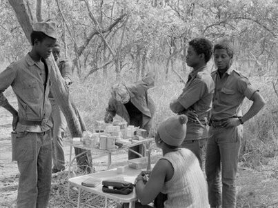 Guerrilheiros do PAIGC em Guiné-Bissau, 1973. Cabe registar que, quer durante o período colonial quer no pós-independência tivemos movimentos populares de cidadãos a manifestarem-se contra o poder