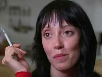 A jovem atriz Shelley Duvall, que interpretou Wendy, enfrentou dificuldades durante as filmagens, principalmente devido ao rigoroso estilo de direção de Kubrick, que, segundo relatos, levou o elenco a situações estressantes para aumentar a tensão no set 

