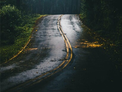 A certa altura do diálogo, um dos personagens, Pozzo, diz: “As lágrimas do mundo são em quantidade constante. Para cada um que irrompe em choro, em outra parte alguém para. Com o riso é a mesma coisa. Não falemos mal, então, dos nossos dias, não são melhores nem piores do que os que vieram antes. Não falemos bem, tampouco.” A atmosfera da peça é, do início ao fim, opressiva e marcada pela desesperança, pela falta de propósitos em todas as ações, pela sensação de que viver é absurdo e repetição, e de que não há alternativa a não ser “fazer nada” e esperar Godot