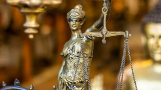 Cancelar está nos antípodas de responsabilizar. Responsabilizar implica argumentação, contraditório, proporcionalidade e respeito pela lei, possibilidade de recurso e de reparação. Cancelar, pelo contrário, implica condenar sem contraditório credível, silenciar, boicotar, torturar, exilar, banir, matar civil ou mesmo fisicamente, com desrespeito pela lei ou total manipulação da lei.  Em face disto, a resistência ou oposição no processo de responsabilização é incomensuravelmente mais fácil que no processo de cancelamento