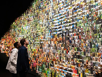 Trevor Paglen, fotografía de la instalación From 'Apple' to 'Anomaly'