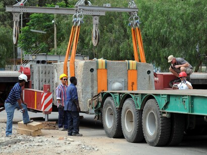 Dopo lunghe trattative e pressioni internazionali, l’Italia accettò di restituire la Stele di Axum nel 2005