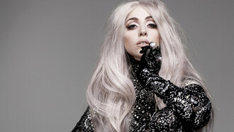 Lady Gaga, cantora estadunidense amplamente conhecida por seu senso de estilo. Quando falamos da música, uma das artes mais importantes e influentes na nossa sociedade, conseguimos fazer um paralelo com cada elemento supracitado, e tendo isso em consideração é fácil de concluir que esse casamento da moda com artistas musicais não apenas é super importante, como compõe todo um conceito/contexto dentro de o trabalho musical