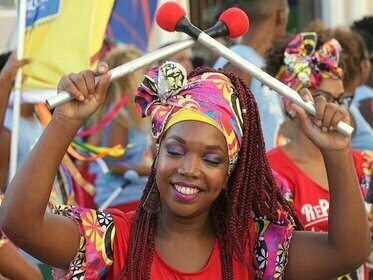 Carnaval de rua em Salvador. O Pré-Carnaval, que ocorreu de 22 a 26 de fevereiro, emendou diretamente nos dias oficiais do Carnaval, criando uma atmosfera festiva ininterrupta. Essa celebração estendida atraiu cerca de 11 milhões de pessoas, incluindo moradores e turistas, que participaram dos três circuitos principais durante o período do Pré-Carnaval e do Carnaval