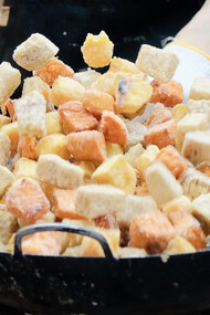 O tofu é uma excelente fonte de proteínas completas e nutrientes essenciais, sendo uma opção versátil para dietas à base de plantas. Aprenda como preparar e temperar o tofu para aproveitar ao máximo seus benefícios nutricionais